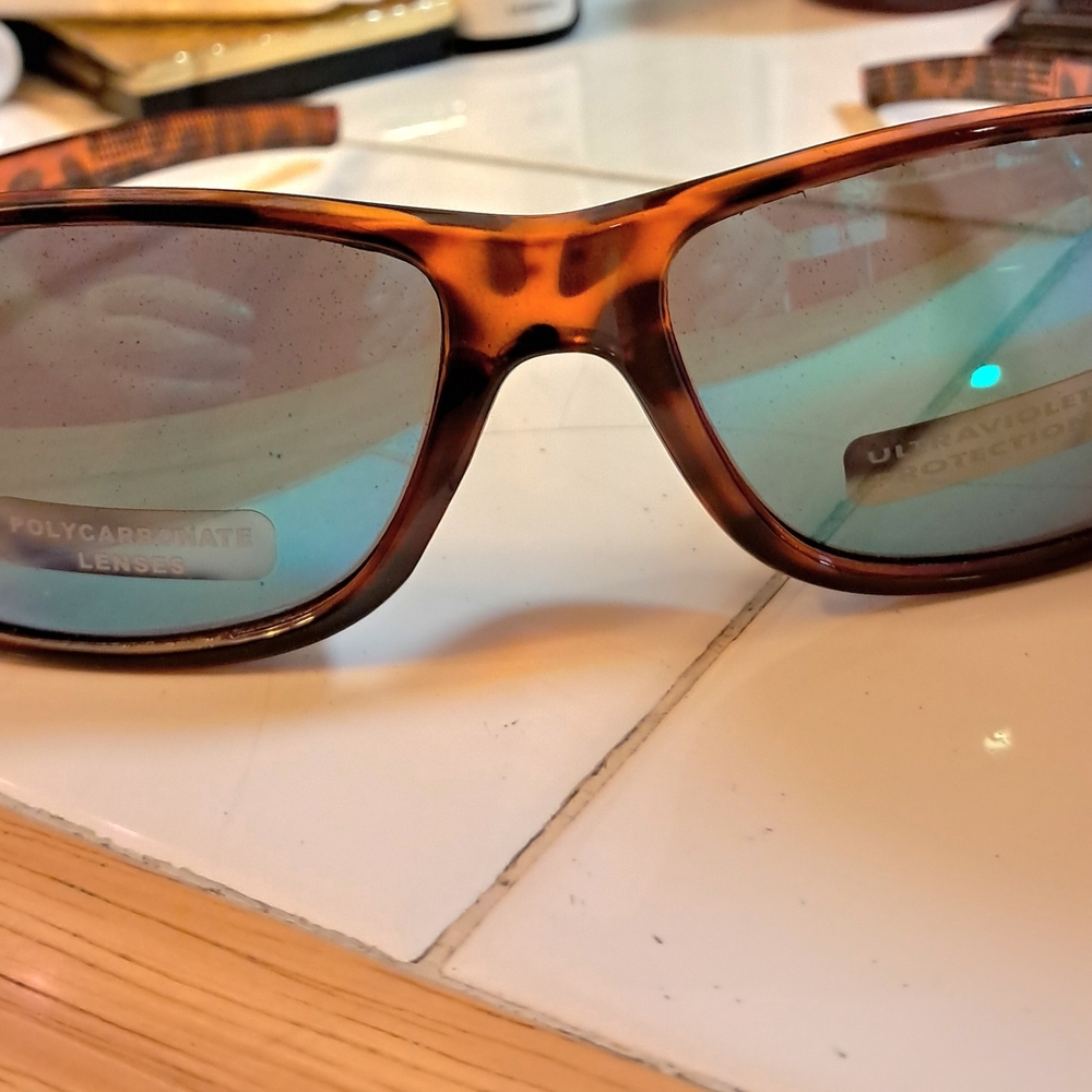 Tortoise Shell Sunglasses with Polycarbonate Lenses - Picture 5 of 6